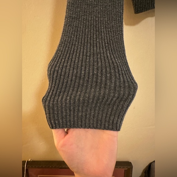 Cropped Dark grey brandy melville button up sweater - Picture 4 of 8